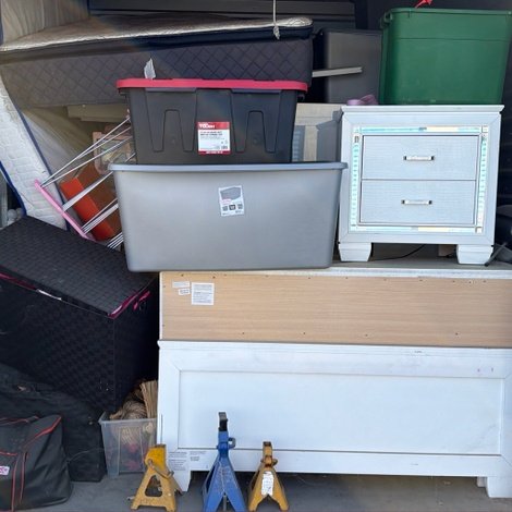 10 x 10 storage unit in Hanford, CA