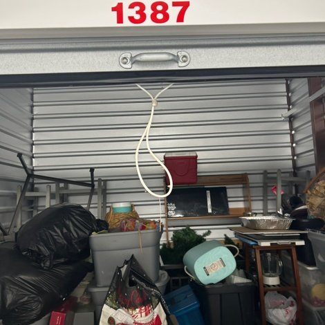 10 x 10 storage unit in Clinton, MD