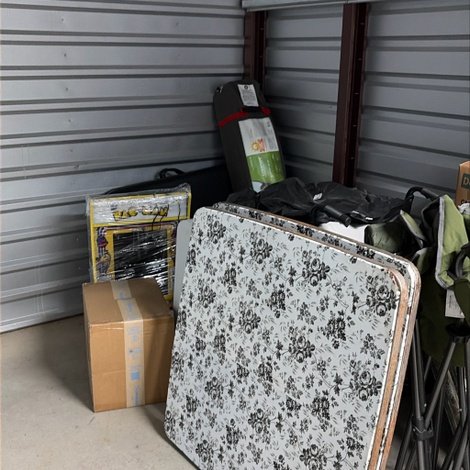 10 x 10 storage unit in Pontiac, MI