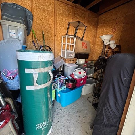 7 x 10 storage unit in SE Hubbard, OH