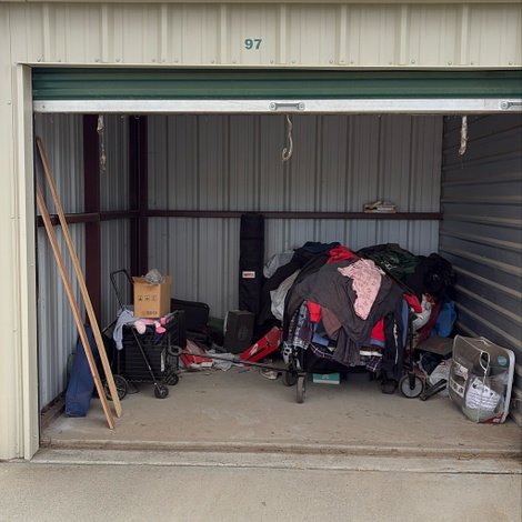 10 x 10 storage unit in Avenal, CA