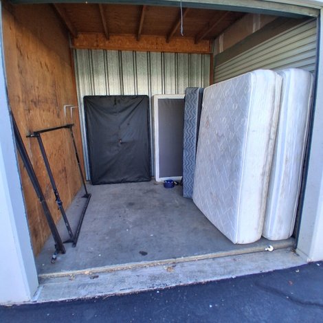 10 x 10 storage unit in Yuba City, CA