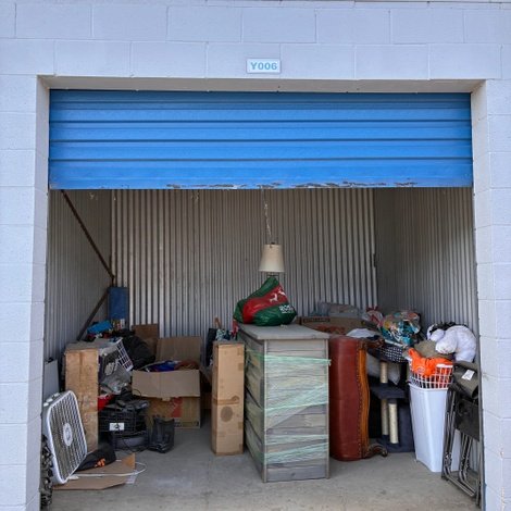 10 x 10 storage unit in I Lancaster, CA