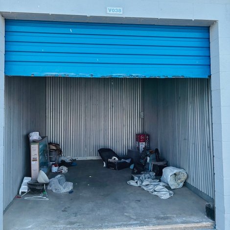 10 x 15 storage unit in I Lancaster, CA