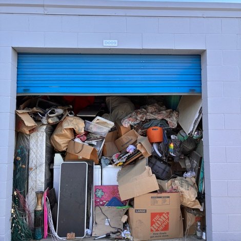 10 x 10 storage unit in I Lancaster, CA