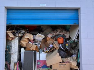 10 x 10 storage unit in I Lancaster, CA
