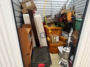 10 x 10 storage unit in Lansing, MI