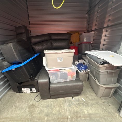 10 x 10 storage unit in Blvd Sacramento, CA