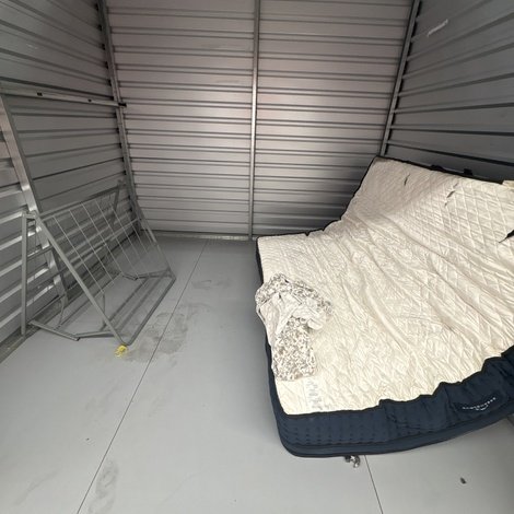 10 x 10 storage unit in Blvd Sacramento, CA