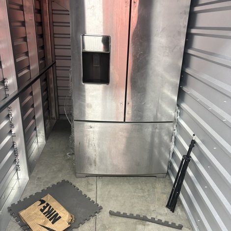 5 x 10 storage unit in Blvd Sacramento, CA