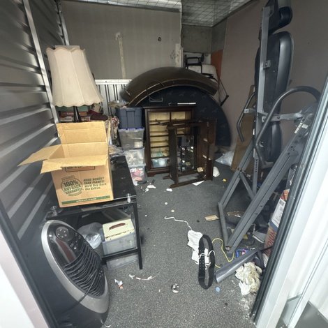 10 x 11 storage unit in Roseville, CA