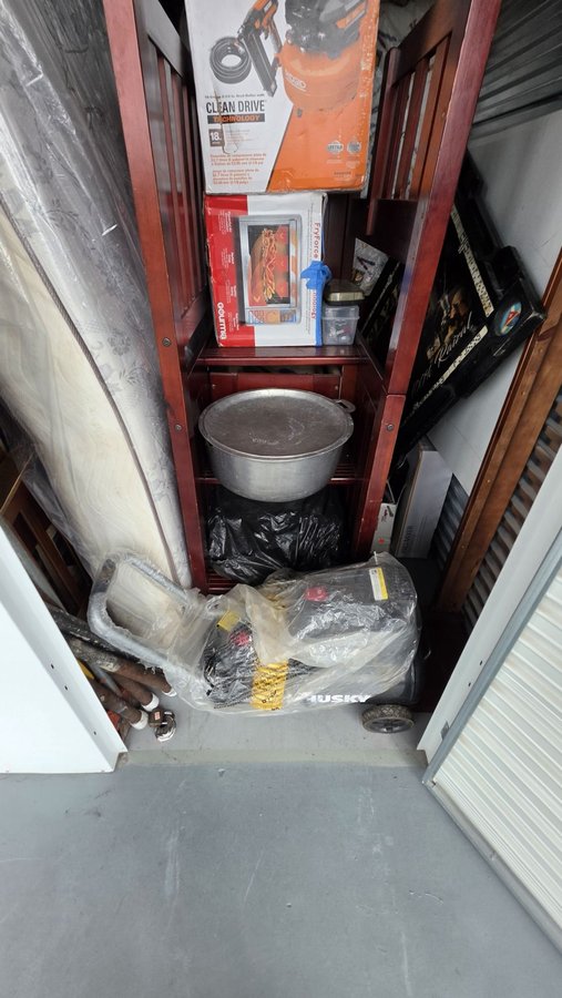 6 x 5 storage unit in Miami, FL