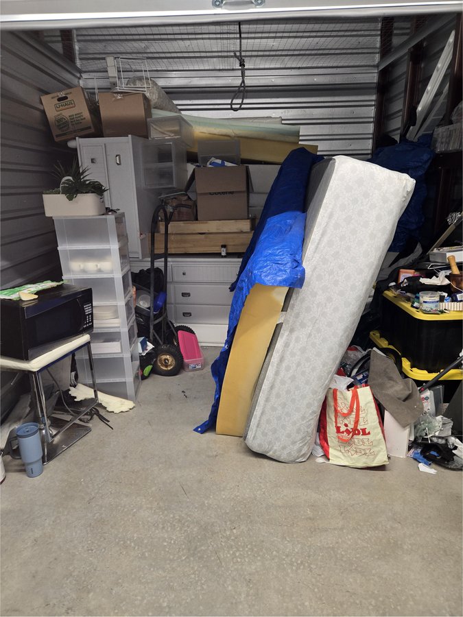 10 x 10 storage unit in Copiague, NY