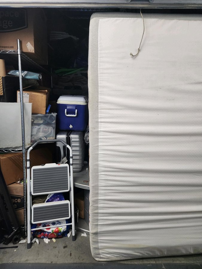 10 x 10 storage unit in Los Angeles, CA