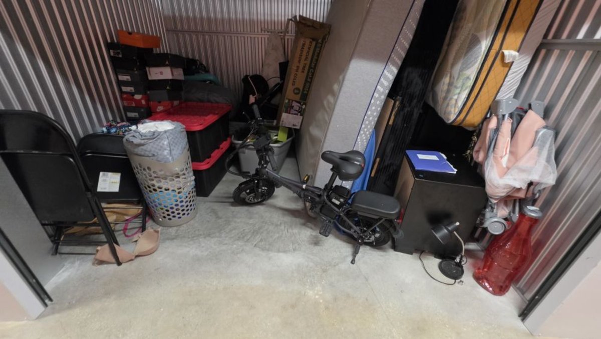 10 x 10 storage unit in Hollywood, FL