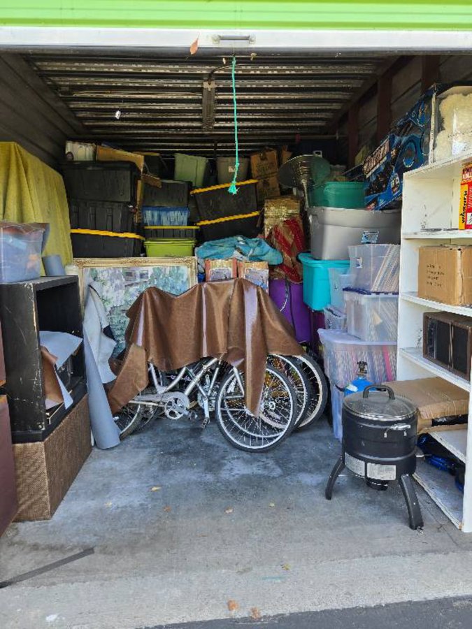 10 x 20 storage unit in Bloomington, CA