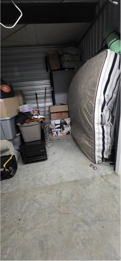 10 x 10 storage unit in Snellville, GA