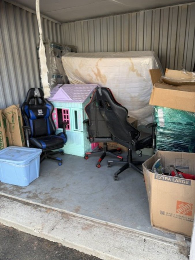 10 x 10 storage unit in Hamden, CT