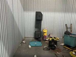 10 x 10 storage unit in Los Angeles, CA