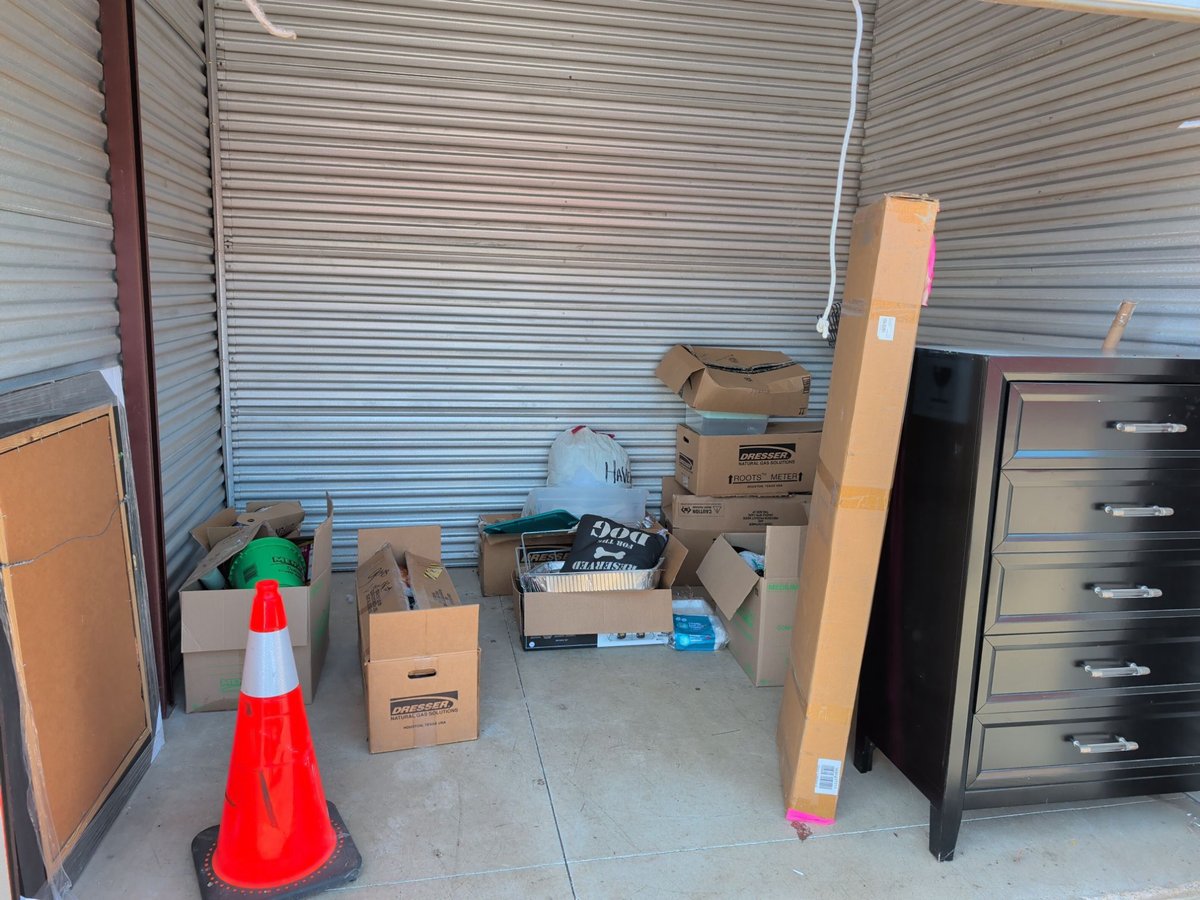 10 x 10 storage unit in Aurora, IL