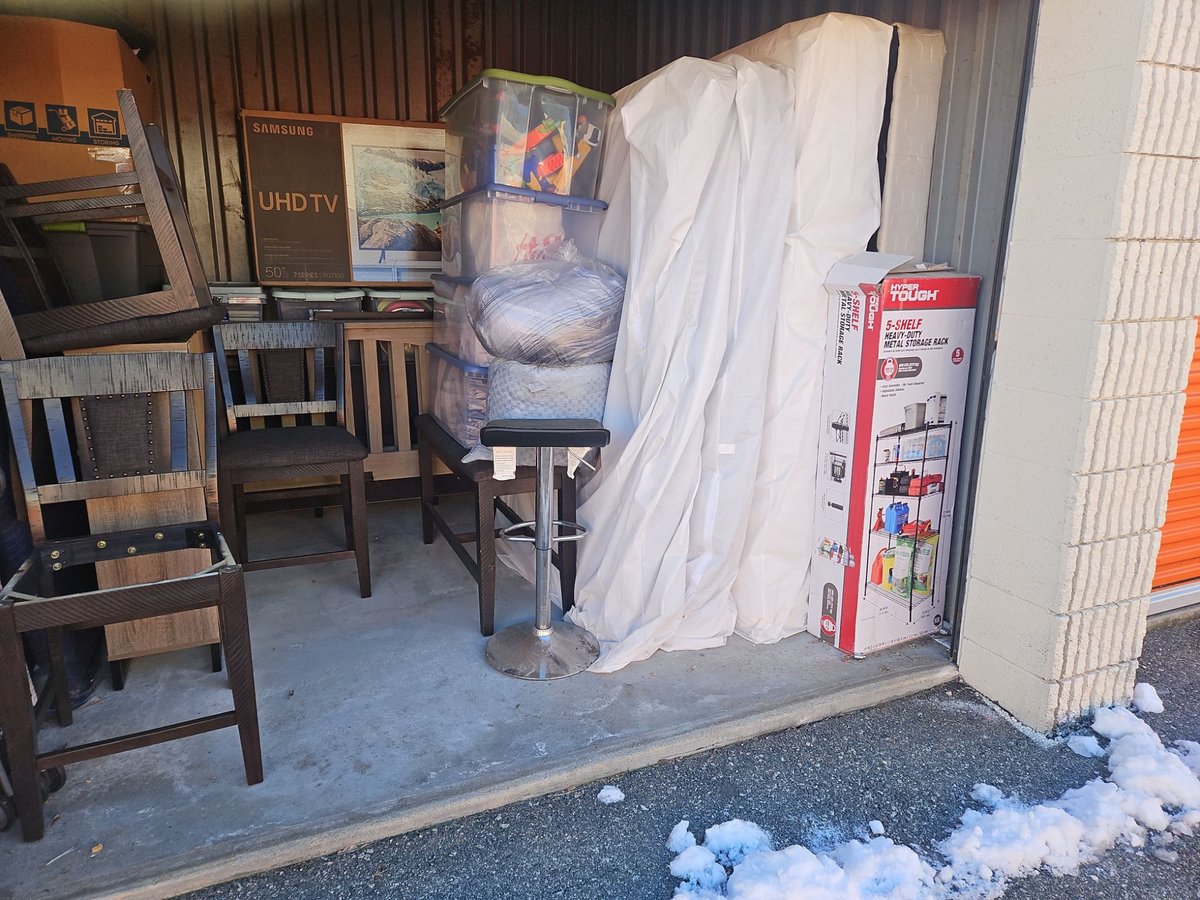 10 x 10 storage unit in North Providence, RI