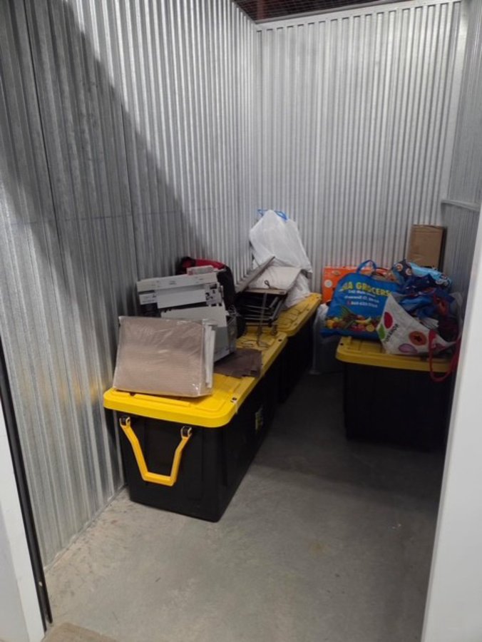 5 x 10 storage unit in Bloomfield, CT