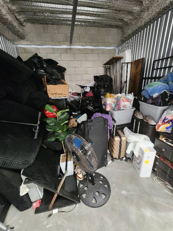 10 x 10 storage unit in Hawaiian Gardens, CA