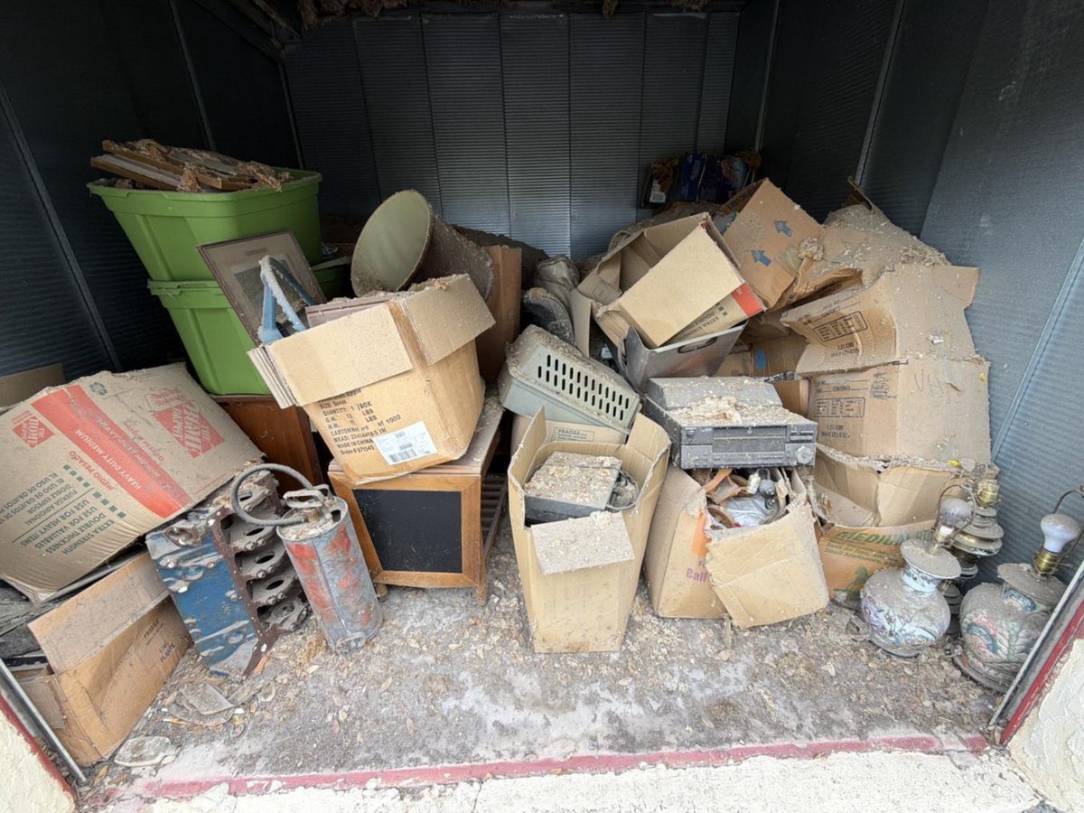 10 x 10 storage unit in Universal City, TX