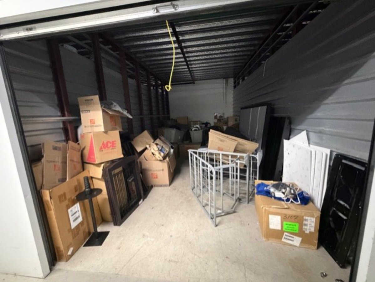 10 x 20 storage unit in Lindenhurst, NY