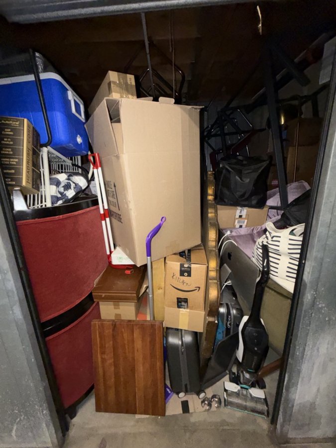 10 x 10 storage unit in Los Angeles, CA