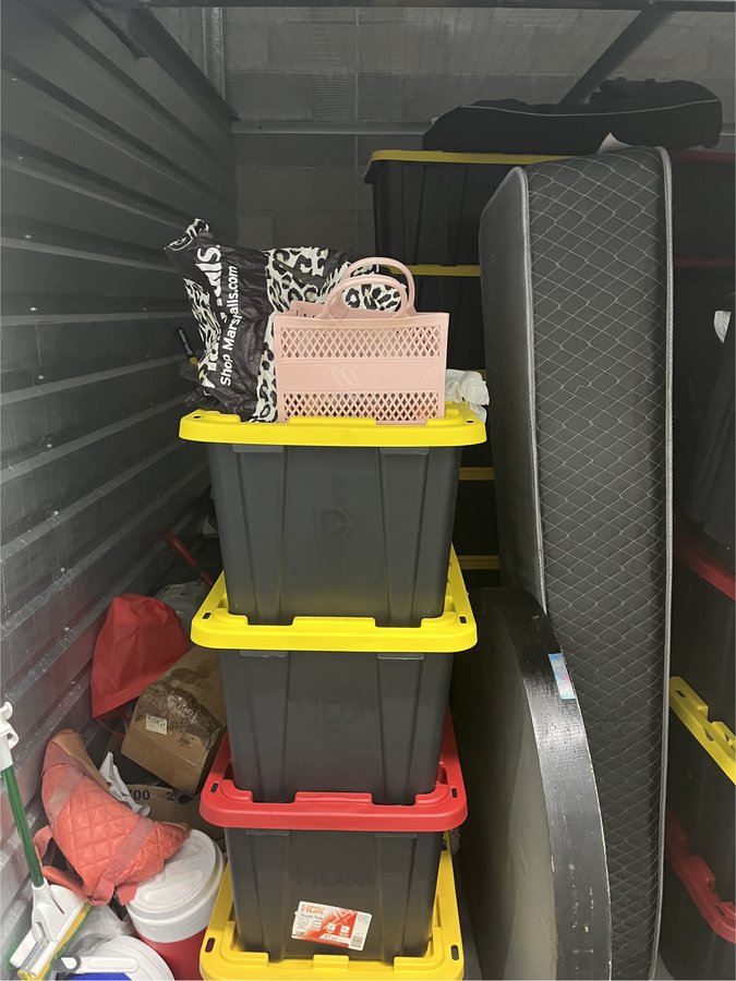 10 x 10 storage unit in Los Angeles, CA