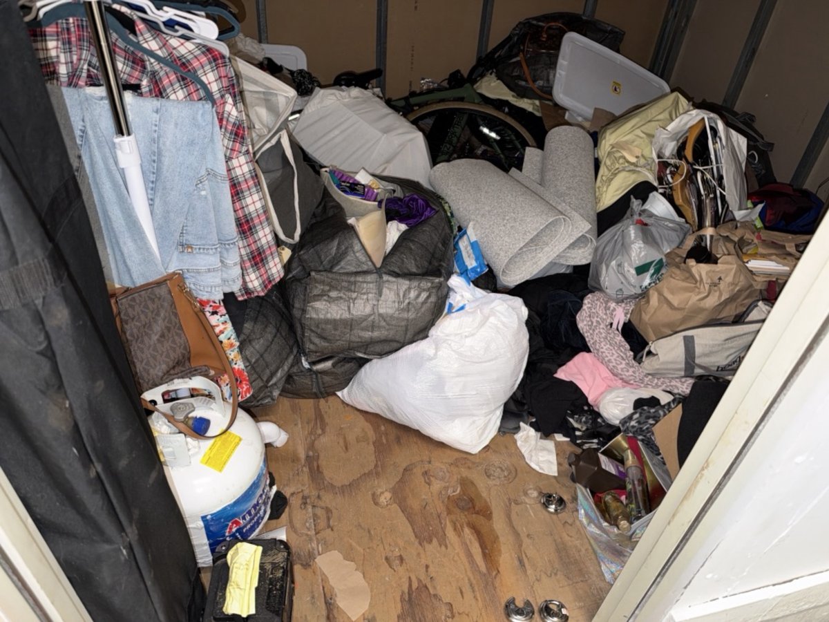 10 x 10 storage unit in Costa Mesa, CA