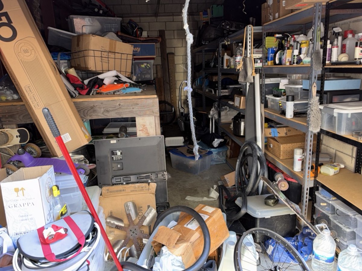 10 x 20 storage unit in Costa Mesa, CA