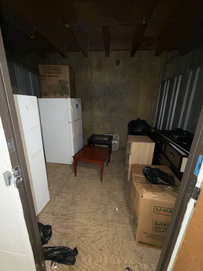 10 x 11 storage unit in Los Angeles, CA