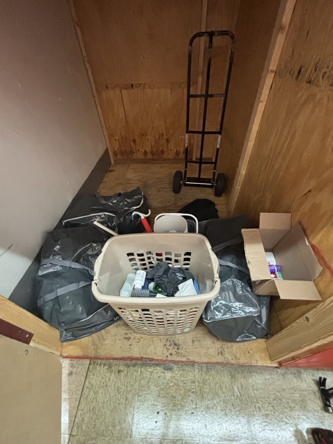 5 x 8 storage unit in Largo, FL