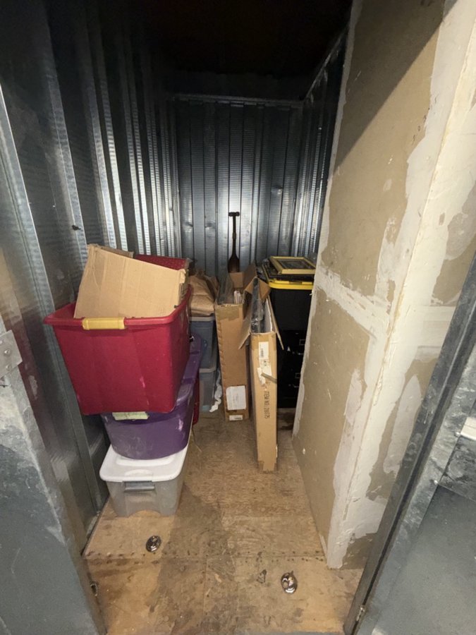 5 x 7 storage unit in Tarzana, CA