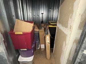 5 x 7 storage unit in Tarzana, CA