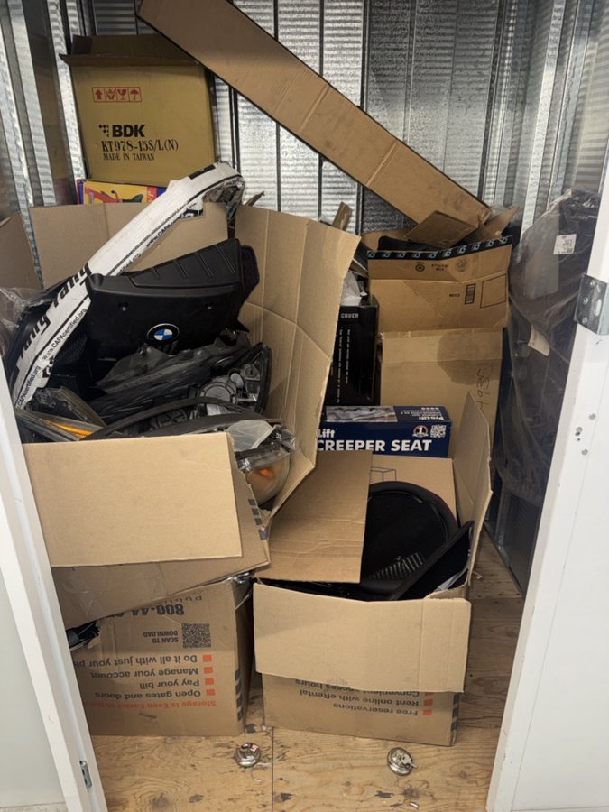 5 x 5 storage unit in Tarzana, CA
