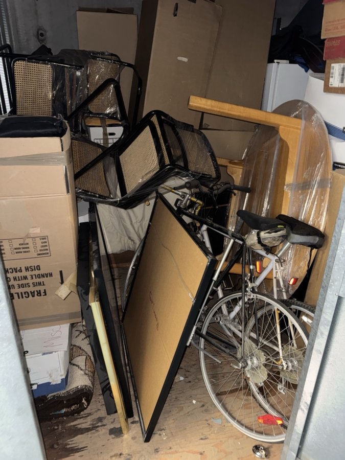 10 x 10 storage unit in Tarzana, CA