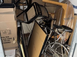 10 x 10 storage unit in Tarzana, CA