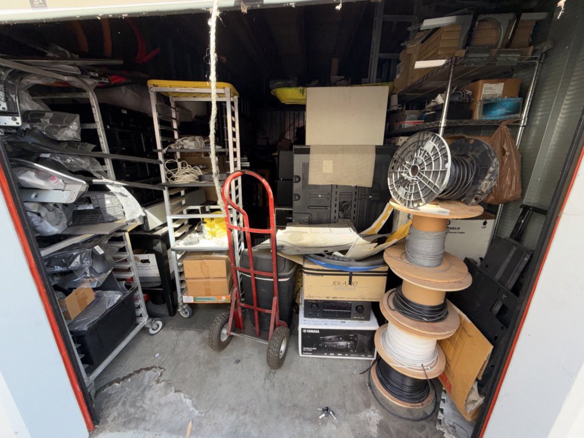 10 x 25 storage unit in Tarzana, CA