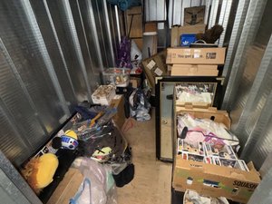 5 x 10 storage unit in Tarzana, CA