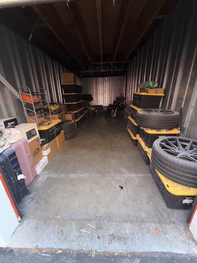 10 x 25 storage unit in Tarzana, CA