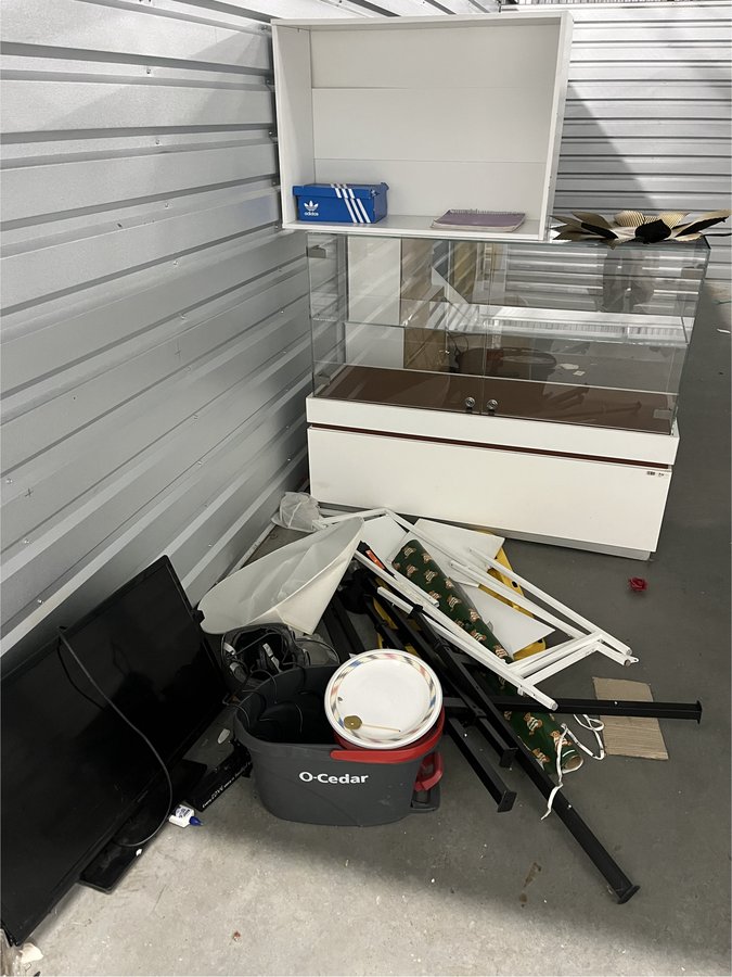 10 x 25 storage unit in Los Angeles, CA