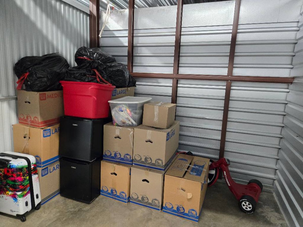 7 x 10 storage unit in Waldorf, MD