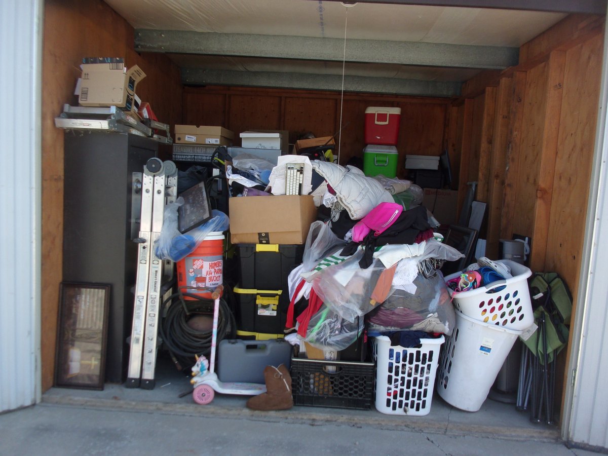 10 x 10 storage unit in Fresno, CA