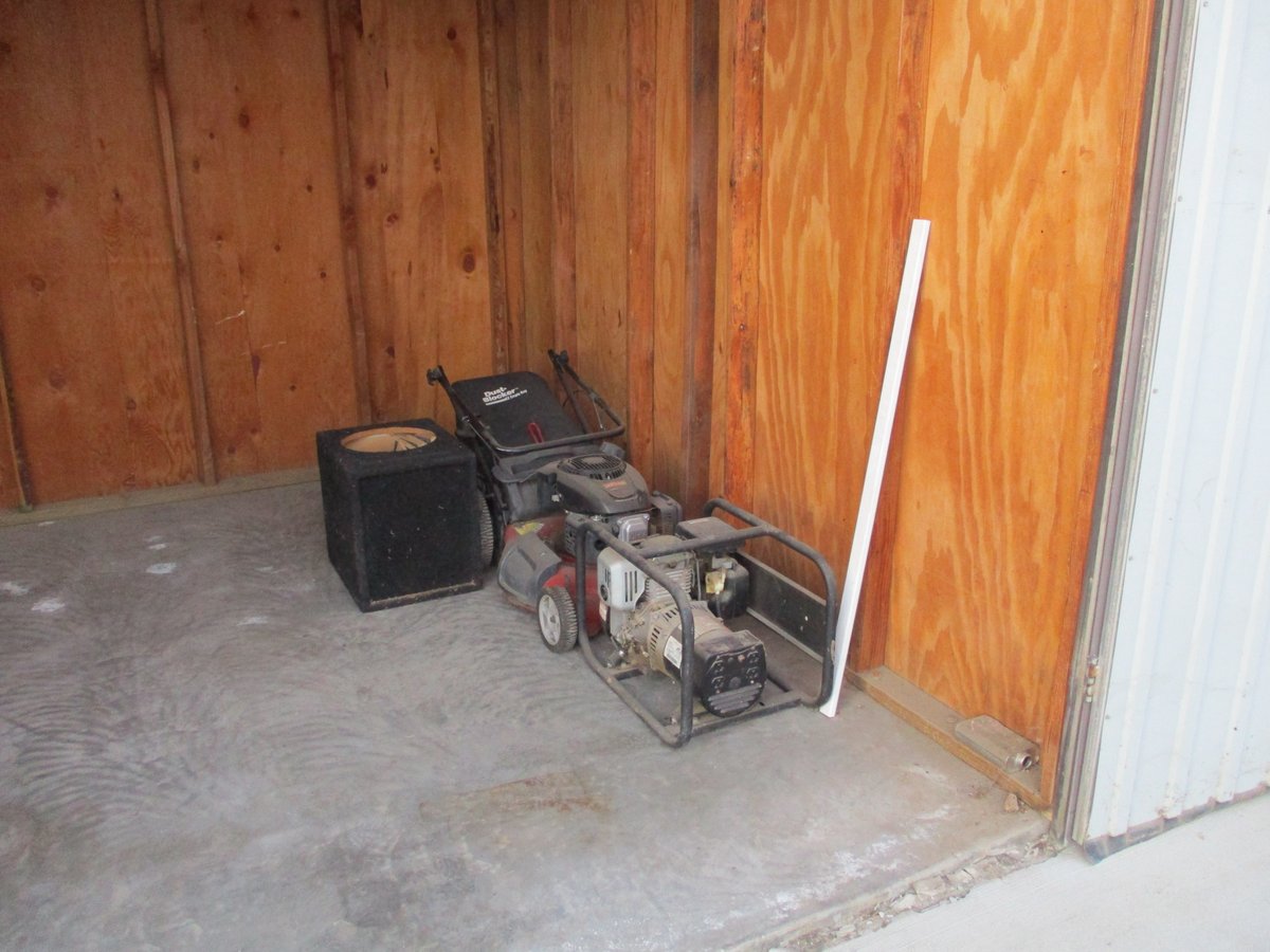 10 x 10 storage unit in Bakersfield, CA