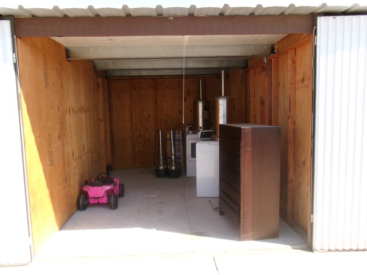 10 x 15 storage unit in Fresno, CA