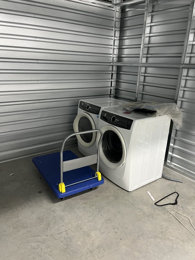 10 x 10 storage unit in Los Angeles, CA