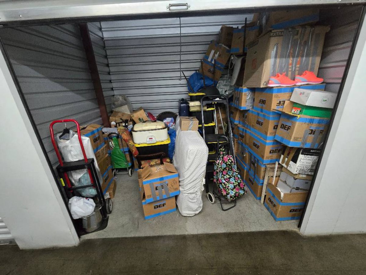 10 x 7 storage unit in Gardena, CA